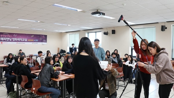 23일 충남 천안 백석대학교에서 열린  ‘롯데컬처웍스 해피앤딩 영화제작교실’에서 학생들이 영화제작 실습 수업에 참여하고 있다. ⓒ 롯데컬처웍스
