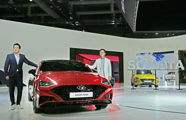 현대자동차는 28일 경기도 일산 킨텍스에서 '2019 서울모터쇼'에서 신형 쏘나타의 새로운 라인업인 하이브리드와 1.6 터보 모델을 공개했다. ⓒ 현대기아차