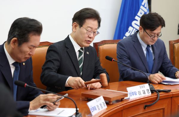 이재명 더불어민주당 대표가 19일 오전 서울 여의도 국회에서 열린 최고위원회의에서 의사봉을 두드리고 있다. ⓒ뉴시스
