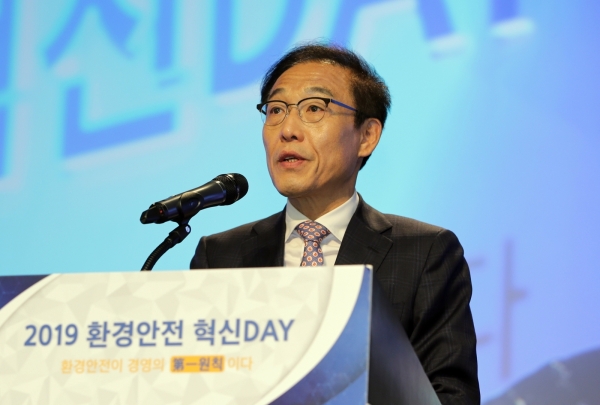 29일 삼성전자 화성캠퍼스 부품연구동(DSR)에서 열린 '2019 환경안전 혁신Day'에서 삼성전자 대표이사 김기남 부회장이 개회사를 하고 있다. ⓒ삼성전자