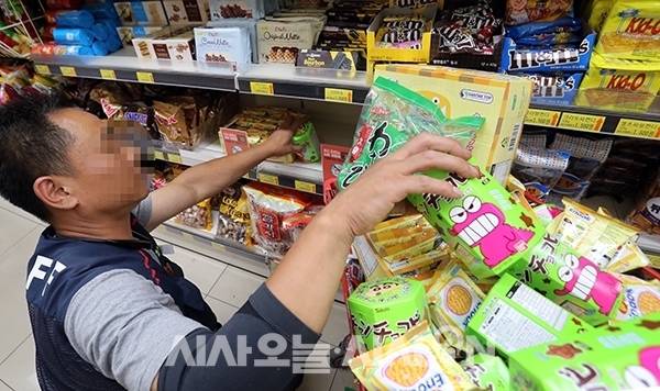 일본 정부가 반도체 핵심 소재에 대한 수출규제로 국내에서 일본 제품에 대한 불매운동이 확산되고 있는 8일 오후 서울 은평구 한 식자재 마트직원이 일본 과자를 진열대에서 빼내고 있다. 마트 관계자는 일본 제품들은 반품할 예정이라고 밝혔다. 권희정 기자