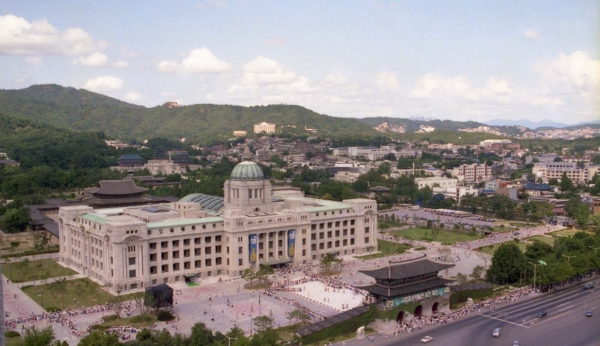 치욕의 상징인 조선총독부는 1995년 YS가 철거하기 전까지 대한민국 정부 청사로, 또 국립중앙박물관 건물로 사용됐다. ⓒ국가기록원