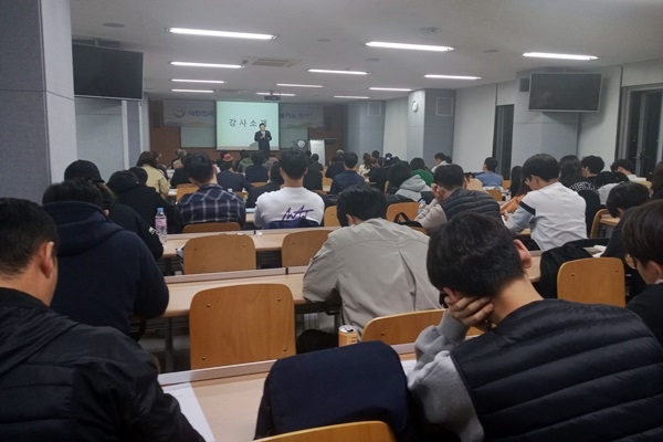 박맹우 사무총장은 국민대 후배들 앞에서 강연하게 돼 감회가 새로운 듯 보였다. 그는 자신에 대한 소개 시간에 도전없는 성공은 없다고 했다. ⓒ시사오늘