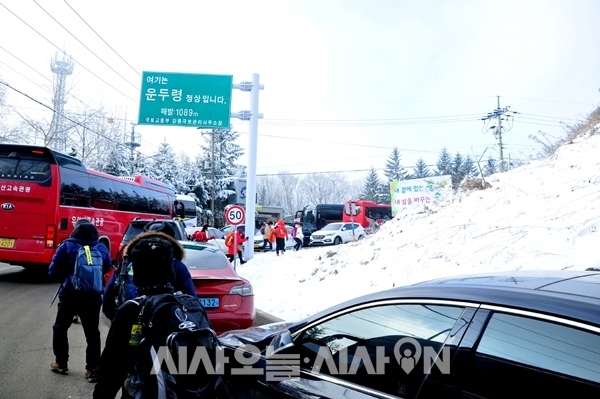 운두령 고개다. 항상 운무(雲霧 )가 넘나든다는 뜻에서 '운두령'(雲頭嶺)이란 지명이 유래했다고 한다. 이날 운두령은 그야말로 인산인해였다 ⓒ 최기영