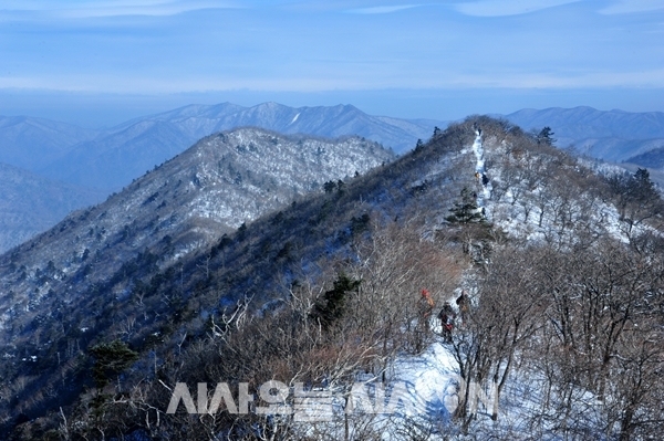 눈덥힌 계방산이 파란 하늘 아래에 온전한 모습을 드러내며 내 눈앞에 펼쳐졌다. 계방산 정상이야말로 우리나라 겨울 산행지 중에서도 최고의 진수다 ⓒ 최기영