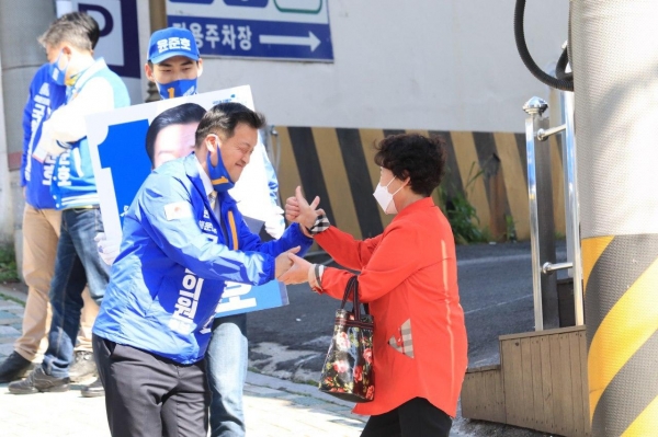 오후 3시 동부지청 부산은행 앞 사거리, 더불어민주당 윤준호 후보의 집중유세가 열렸다.ⓒ윤준호 캠프 제공