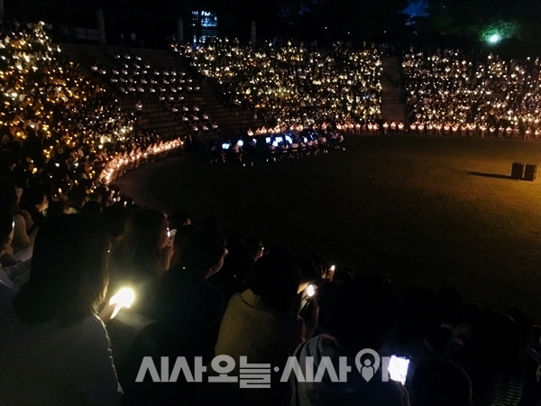 지난해 이화여고의 개교기념 행사 중 하나인 촛불예배 모습. 올해는 아이들이 참여하는 모든 행사가 취소됐다 ⓒ 최기영