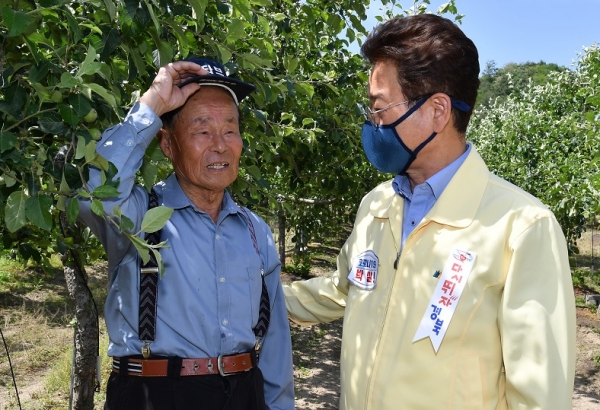 이철우 도지사가 영주시 부석면에 위치한 우박피해 현장을 방문해 피해상황을 직접 점검하고 있다. /사진=경북도