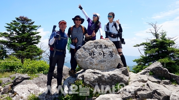 반야봉 정상표지석. 이곳에서 포항에서 온 젊은 친구(사진 맨 오른쪽)를 만났다. 그는 홀로 전국의 명산을 찾아다니고 있었다.  ⓒ 최기영