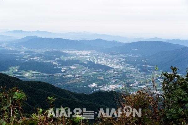 산세의 품에 마을을 이룬 이동면의 모습도 정겹다 ⓒ 최기영