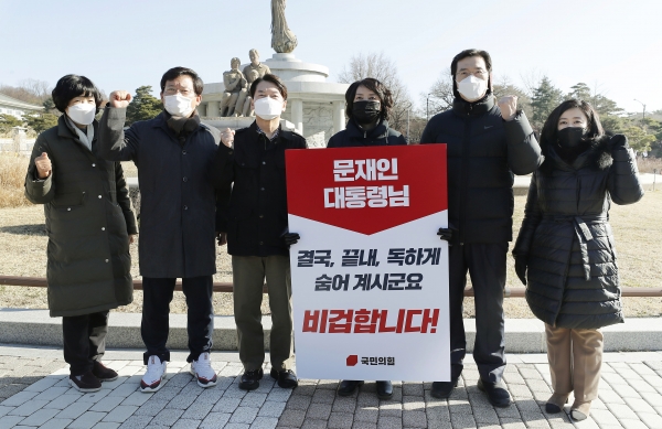 안철수 국민의당 대표가 국민의힘 의원들의 릴레이 1인 시위 현장을 방문했다. ⓒ뉴시스