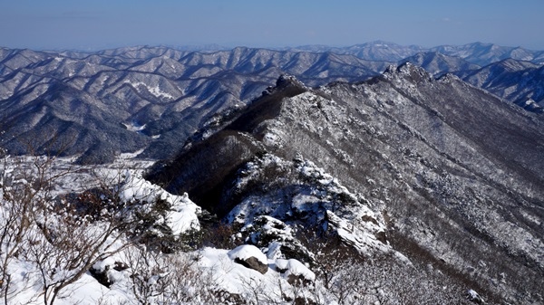 연지봉으로 가는 길에 불출봉과 서래봉 방면으로 바라본 내장산 ⓒ 최기영