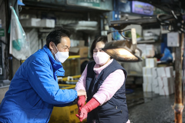 우상호 예비후보가 전통재래시장을 찾아 상인과 이야기하고 있다.ⓒ시사오늘(사진 제공 : 우상호 캠프)