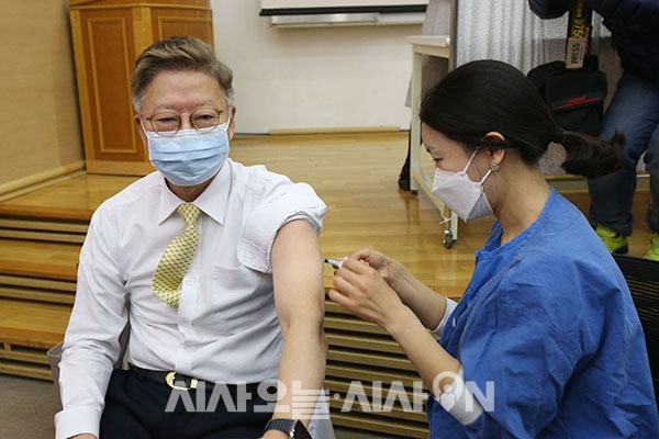 김연수 서울대학교병원장이 4일 오전 서울 종로구 서울대어린이병원 임상강의실에서 아스트라제네카(AZ) 신종 코로나바이러스 감염증(코로나19) 백신 1차접종을 하고 있다. 이날 김 병원장은 국내 '빅5'로 불리는 상급종합병원 중 처음으로 백신을 접종했다.