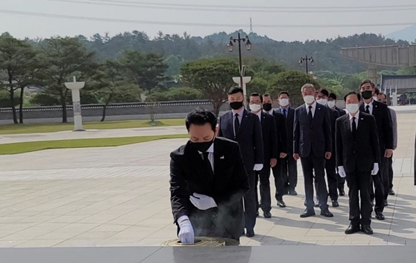 장성민 세계와동북아평화포럼 이사장이 14일 광주 민주 묘지를 참배하고 있다.ⓒ시사오늘(사진 제공 : 세계와동북아평화포럼)