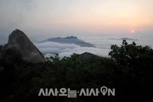 북한산 만경대의 일출 모습. 북한산의 일출임을 인증하기 위해서는 반드시 인수봉과 함께 태양을 사진에 담아야 한다. ⓒ 최기영