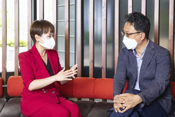 한국지엠 다양성위원회 공동의장을 맡고 있는 윤명옥 한국지엠 홍보 전무(왼쪽), 김진수 GM테크니컬센터코리아 전무의 모습. ⓒ 한국지엠