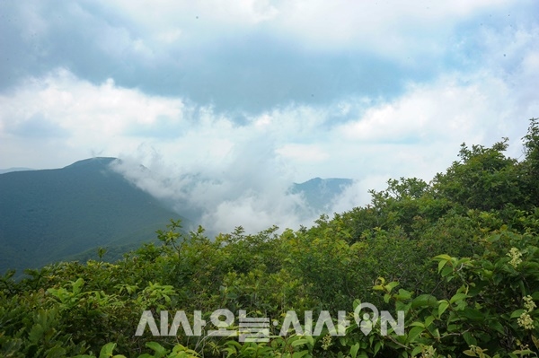 겹겹이 늘어서 있는 산봉우리에서 마치 하얀 연기를 뿜어내듯 구름이 피어올랐다. 그러더니 이내 하늘을 덮고 비가 내렸다 ⓒ 최기영