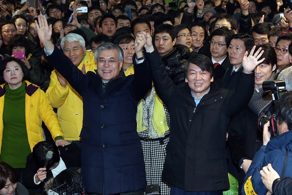 문재인과 안철수는 단일화에 성공했지만, 화학적 결합에 실패하면서 대선 승리를 얻지는 못했다. ⓒ연합뉴스