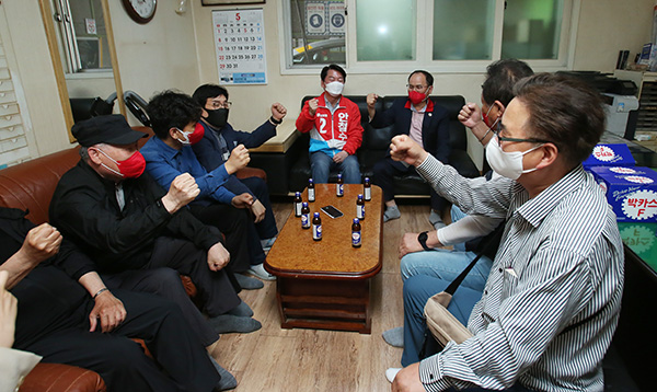 국민의힘 안철수 후보가 택시노동조합연합단체 간담회에 참석해 현안을 들은 후 함께 파이팅을 외치고 있다.ⓒ시사오늘 권희정 기자