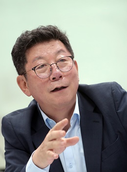 체제 전환의 필요성을 강조해 온 더불어민주당 박재호 의원이 지난 1일 국회의원 사무실에서 인터뷰에 응하고 있다.ⓒ시사오늘 권희정 기자