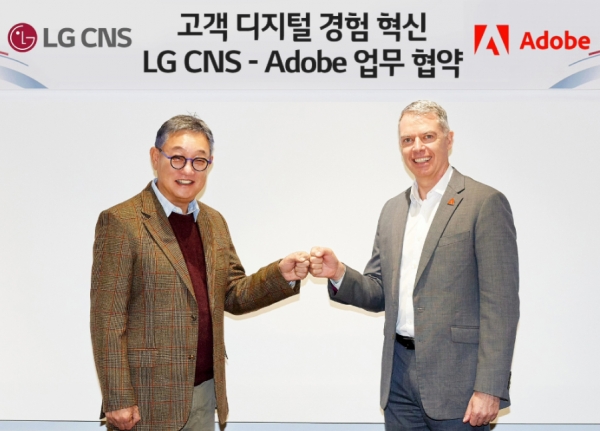 (왼쪽부터)LG CNS 현신균 대표와 어도비코리아 사이먼 데일 사장이 기념 촬영하는 모습. ⓒ LG CNS