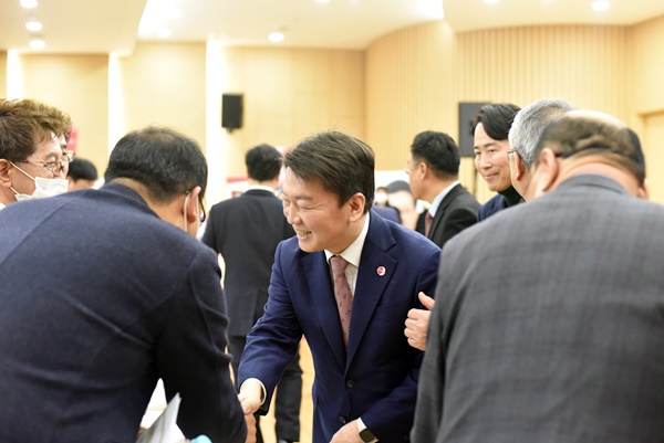 국민의힘 전당대회에 출마한 안철수 당대표 후보는 경기 안양에서 국민의힘 경기서부권역안양-과천-의왕 당원교육에 참석해 관계자들과 인사를 나누고 있다.ⓒ시사오늘