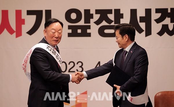 김상수 건설협회장과 한상길 한국타워크레인협동조합 이사장이 11일 서울 강남구 건설회관에서 열린 건설현장 정상화를 위한 30대 건설사 결의대회에서 업무협약식을 하고 있다.