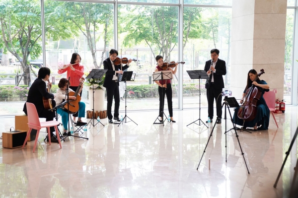 사진 :　SK증권이 장애인의 날을 맞아 ‘Spring Concert’를 개최했다. 사진은 ‘코리아 아트빌리티 체임버’ 단원들이 연주하고 있는 모습이다. ⓒ사진제공 = SK증권