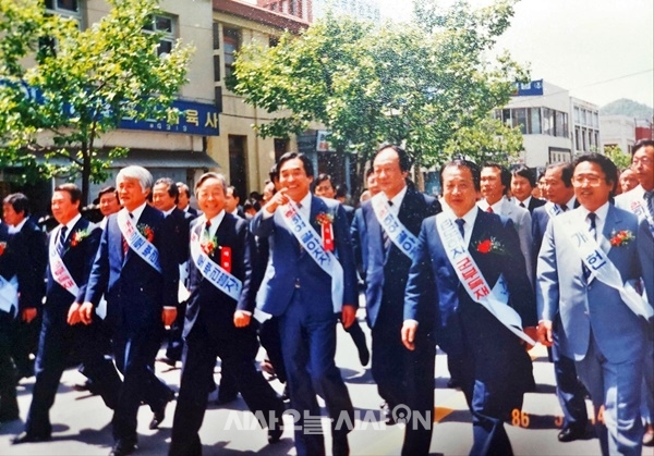 87년 6월 항쟁은 양김이 이끈 제도권의 강한 추동으로 성공할 수 있었다고 평가되고 있다. YS와 최형우, 유준상 등이 군부독재를 뿌리뽑자는 어깨띠를 매고 행진하고 있다.©사진제공=유준상