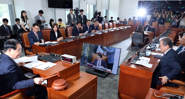 17일 오전 민주당은 김남국 의원에 대한 윤리특위 제소를 결정했다. 사진은 이날 국회 윤리특위에서 변재일 위원장이 의사봉을 두드리고 있는 모습. ⓒ 연합뉴스