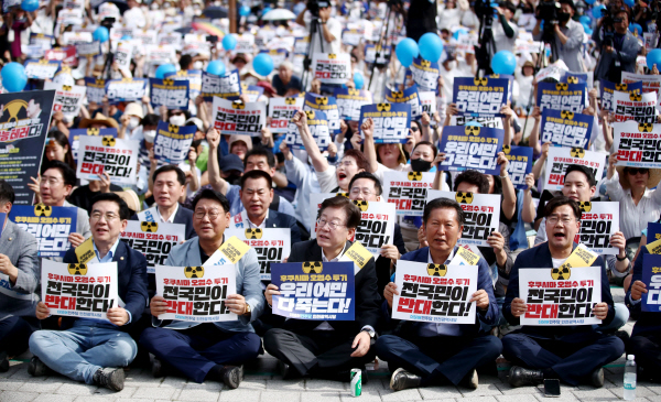 이재명 더불어민주당 대표와 동료 의원·당원들이 17일 오후 인천시 부평구 인천지하철 1호선 부평역 북광장에서 일본 후쿠시마 오염수 방류 규탄대회를 열고 있다.ⓒ연합뉴스