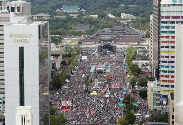 절대적 규범의 붕괴는 하나의 사안을 놓고도 극과 극의 판단을 내리게 만들었다. ⓒ연합뉴스