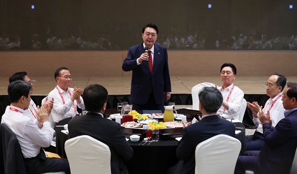 여야의 강대강 대치가 격화하고 있다. 사진은 윤석열 대통령이 지난 8월 28일 인천에서 열린 2023 국민의힘 국회의원 연찬회 만찬에서 발언하고 있는 모습. ⓒ연합뉴스