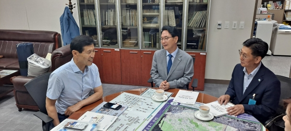 심덕섭 고창군수가 최근 국가예산 확보를 위해 국회를 방문했다. 사진은 심 군수(가운데)가 이학영 국회의원(왼쪽)을 만나 국가예산 사업을 건의하고 있는 모습이다. ⓒ사진제공 = 고창군청