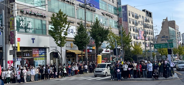 강서구청장 보궐선거에 출마한 자유통일당 고영일 후보 지지자들이 그의 차량 연설을 듣고 있다.ⓒ사진제공=자유통일당