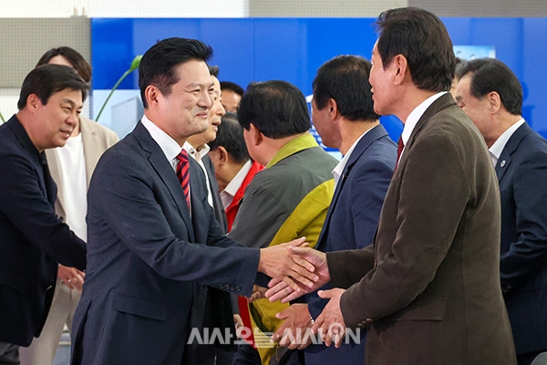 김태우 국민의힘 강서구청장 후보자가 11일 오후 서울 강서구 마곡동 캠프 사무실에서 보궐선거 투표가 끝난 후 지지자들과 인사를 나누고 있다.