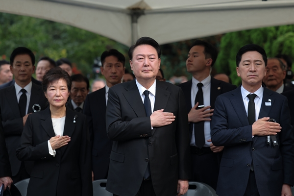 윤석열 대통령이 26일 서울 동작구 국립서울현충원 박정희 전 대통령 묘역에서 열린 박 전 대통령 서거 제44주기 추도식에서 국기에 경례하고 있다. 왼쪽 박근혜 전 대통령, 윤 대통령, 국민의힘 김기현 대표. ⓒ 연합뉴스