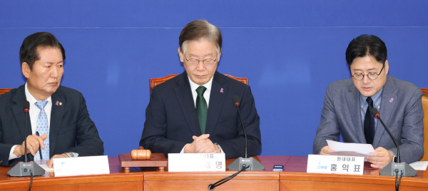 이재명 더불어민주당 대표가 27일 국회 당 사무실에서 최고위원회의를 하고 있다.ⓒ연합뉴스