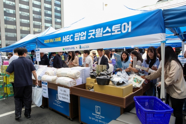 지난 21일 현대엔지니어링 계동 본사에 마련된 굿윌스토어 팝업스토어에서 임직원과 지역민들이 물품을 구경하고 있다. ⓒ사진제공 = 현대엔지니어링