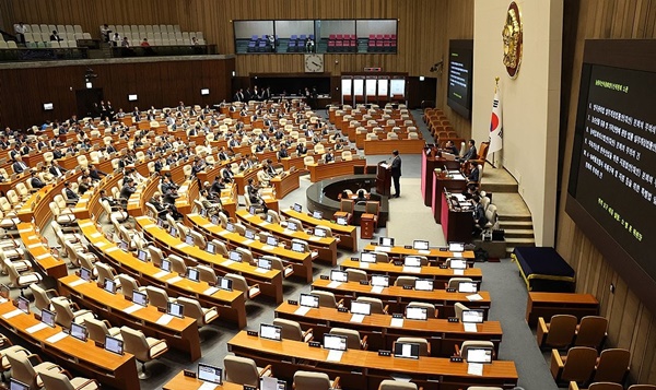 지구당 부활 이슈를 놓고 정치권에서도 의견이 갈리고 있다. 국회에서 이후 해당 이슈에 대해 어떻게 처리할지 관심이 모아지고 있다.ⓒ연합뉴스