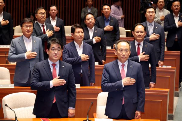 국민의힘 추경호 원내대표를 비롯한 의원들이 12일 오전 서울 여의도 국회에서 열린 의원총회에서 국민의례를 하고 있다. ⓒ뉴시스