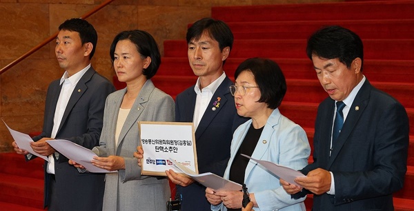 국회 과학기술정보방송통신위원회 더불어민주당 간사인 김현 의원은 자신이 방송통신위 창구 직원에게 갑질을 했다는 논란이 일고 있는 것에 대해 국회의원인데 왜 못 들어가느냐고 한 적이 없다고 반박했다. 사진은 방송3법 관련 입장 밝히는 김현 의원.ⓒ연합뉴스