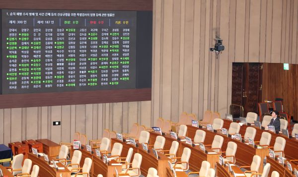 국민의힘 안철수 의원이 4일 오후 국회에서 열린 제415회국회(임시회) 제5차 본회의에서 ‘채상병 특별법’법률안 투표에서 찬성표를 던진 뒤 투표 결과를 지켜보고 있다. ⓒ뉴시스