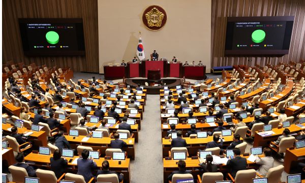 지난달 29일 오전 국회 본회의에서 ‘방송 4법’인 방송문화진흥회법(방문진법)이 통과되고 있다. ⓒ연합뉴스