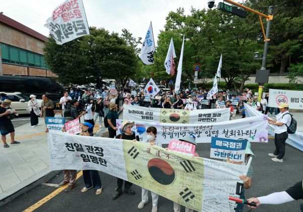 15일 서울 용산구 효창원 삼의사 묘역에서 '국민과 함께하는 제79주년 광복절 기념식' 참석자들이 김형석 독립기념관장 임명 철회를 요구하며 행진을 하고 있다. ⓒ뉴시스