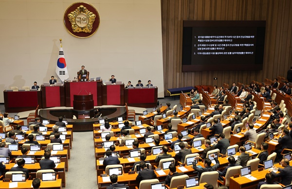 윤석열 대통령이 재의요구권을 행사해 국회로 돌아온 김건희 여사 특검법과 채 상병 특검법, 지역화폐법이 4일 재표결에 부쳐졌으나 부결돼 자동 폐기됐다. ⓒ연합뉴스