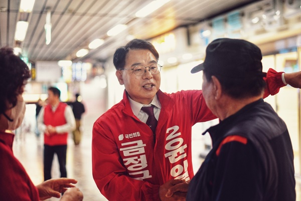 10월 16일 부산 금정구청 보궐선거에 출마한 국민의힘 윤일현 후보가 4일 오후 7시께 부산대역에서 시민과 만나 인사하고 있다.ⓒ시사오늘