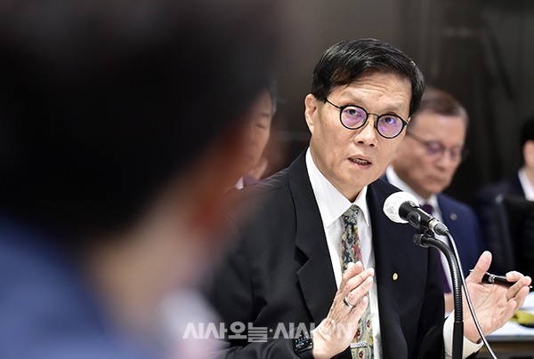 이창용 한국은행 총재가 14일 오전 서울 중구 한국은행 본점에서 열린 기획재정위원회의 한국은행에 대한 국정감사에서 의원 질의에 답하고 있다.