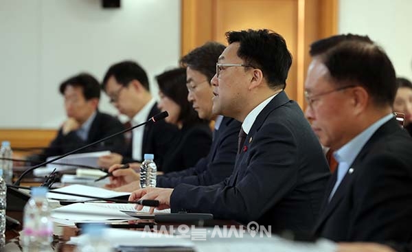 김병환 금융위원장이 19일 오전 서울 중구 은행회관에서 열린 기업금융상황 점검회의에서 발언하고 있다.